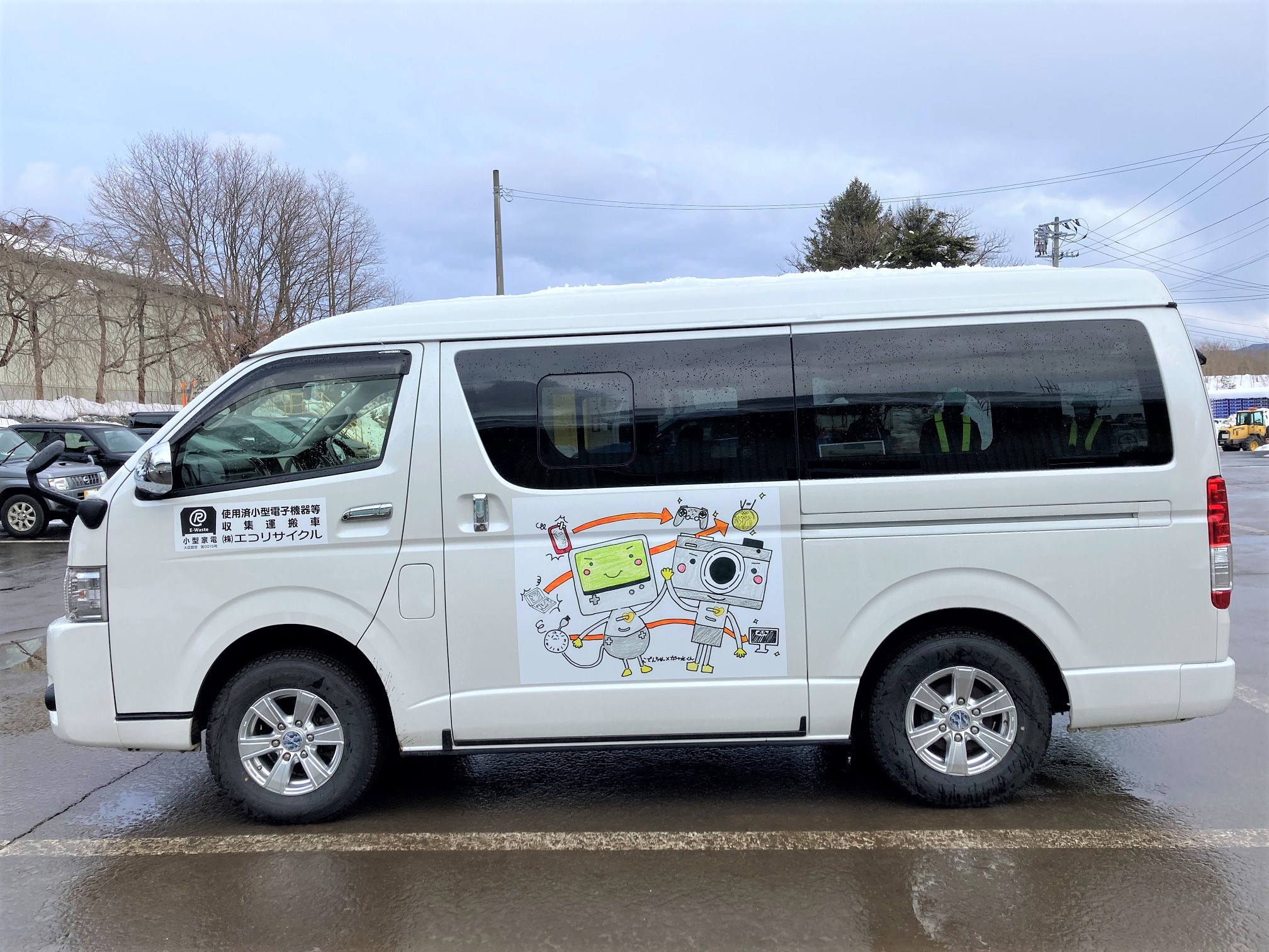 「こでんちゃん」と「カシャット君」がラッピングされた収集車